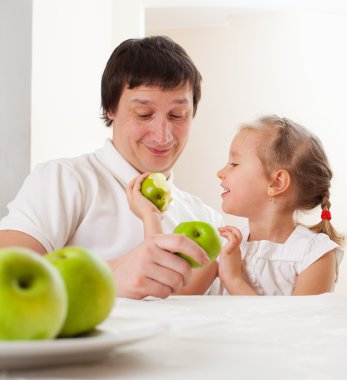Aile ile elma
