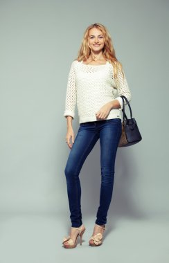 çanta ile mutlu bir kadın