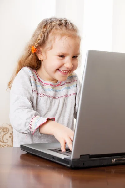 Bambino con laptop — Foto Stock