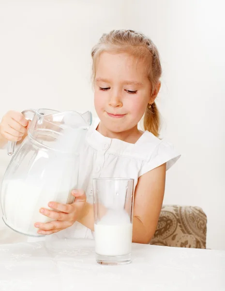 Bambino con brocca di vetro latte — Foto Stock