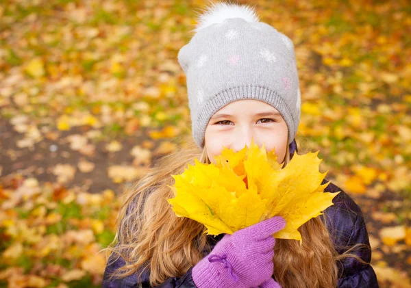 Meisje in de herfst — Stockfoto