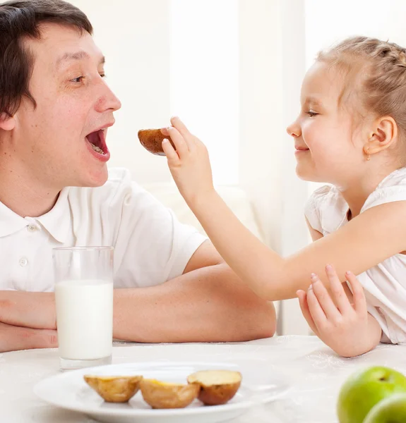 Gyermek apjával reggelizni — Stock Fotó
