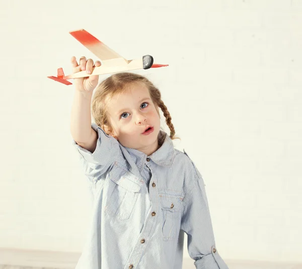 Criança brincando com brinquedo — Fotografia de Stock