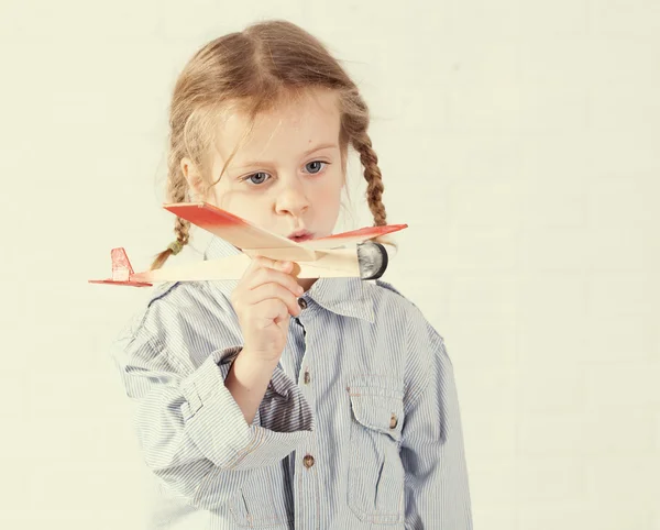 Criança brincando com brinquedo — Fotografia de Stock