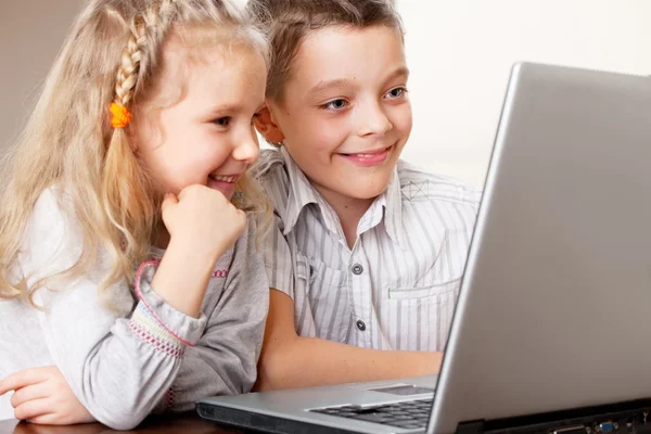 Glückliche Kinder spielen Laptop zu Hause — Stockfoto