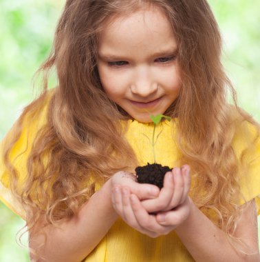 bir sleedling tutan çocuk