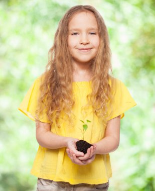 bir sleedling tutan çocuk