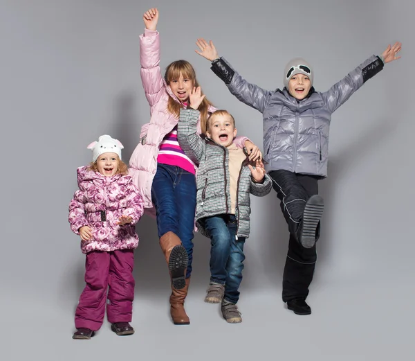 Niños con ropa de invierno — Foto de Stock