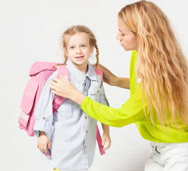 Mãe ajuda sua filha a se preparar para a escola — Fotografia de Stock