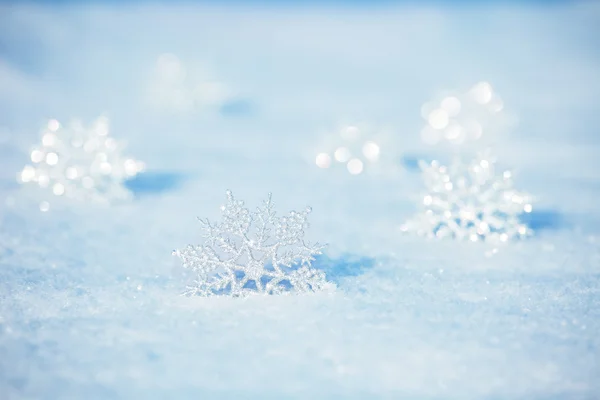 Снежинки на снегу — стоковое фото