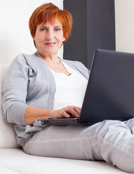 Mulher madura com laptop — Fotografia de Stock