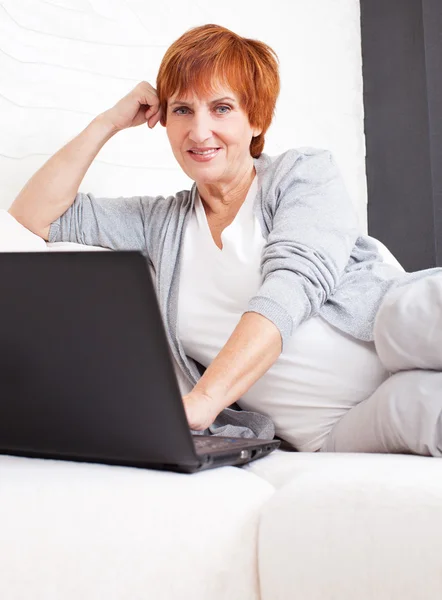 Volwassen vrouw met laptop — Stockfoto