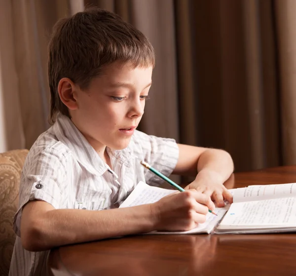 Jongen doet huiswerk — Stockfoto