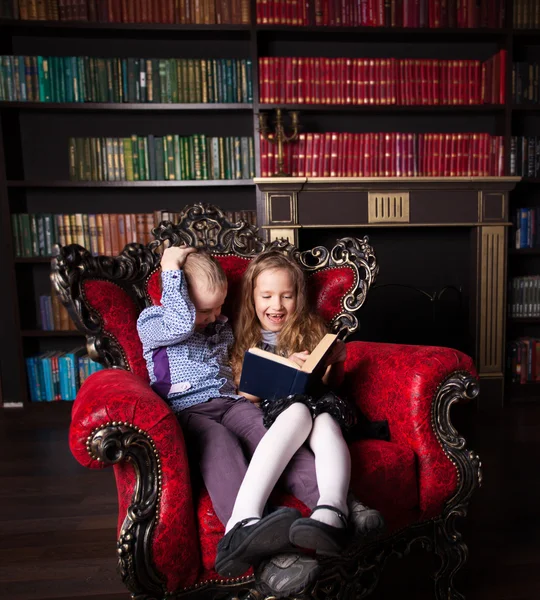 Děti čtou doma knihu — Stock fotografie
