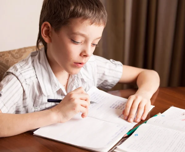 Garçon faire des devoirs — Photo