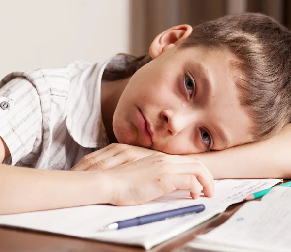 Smutně chlapec dělat domácí úkoly — Stock fotografie