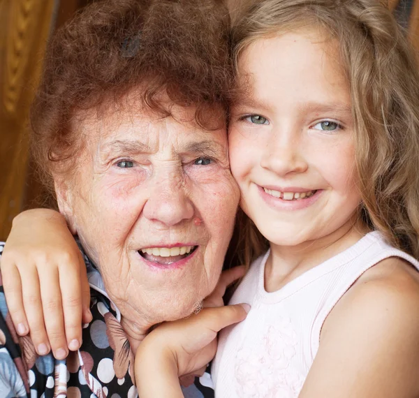 Oudere vrouw met grote-kleinkind — Stockfoto