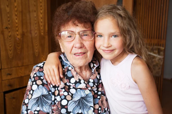 Oudere vrouw met grote-kleinkind — Stockfoto