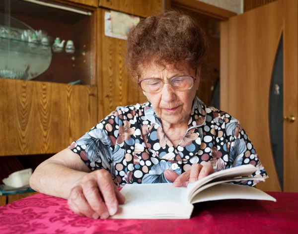 歳の女性の読書 — ストック写真