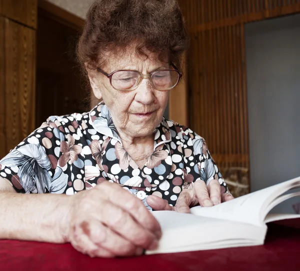 Vecchia donna lettura libro — Foto Stock