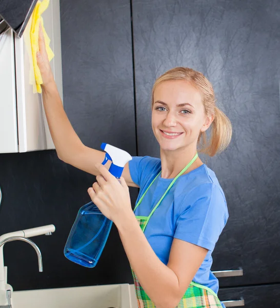 Kadın mutfağı temizliyor