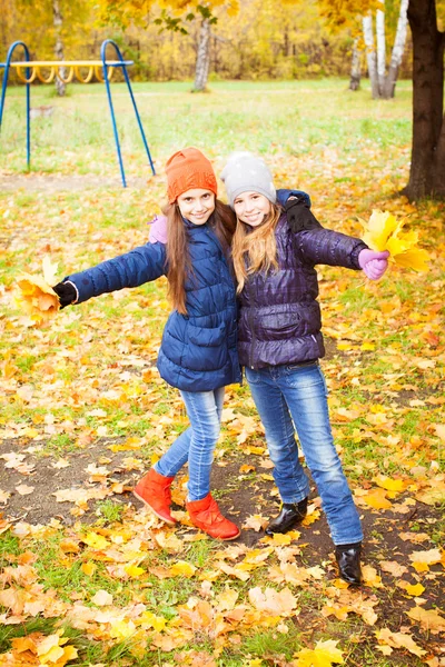 Las niñas en otoño — Foto de Stock