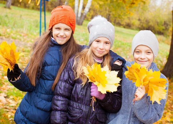 Niños en otoño — Foto de Stock