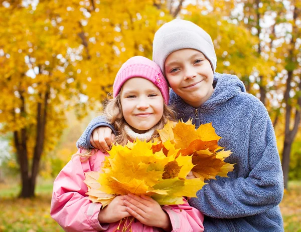 Kinderen in de herfst — Stockfoto