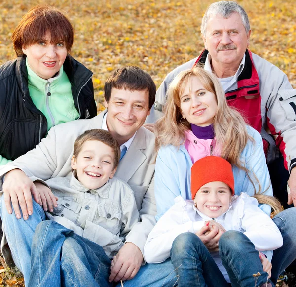 Grande famiglia nel parco autunnale — Foto Stock