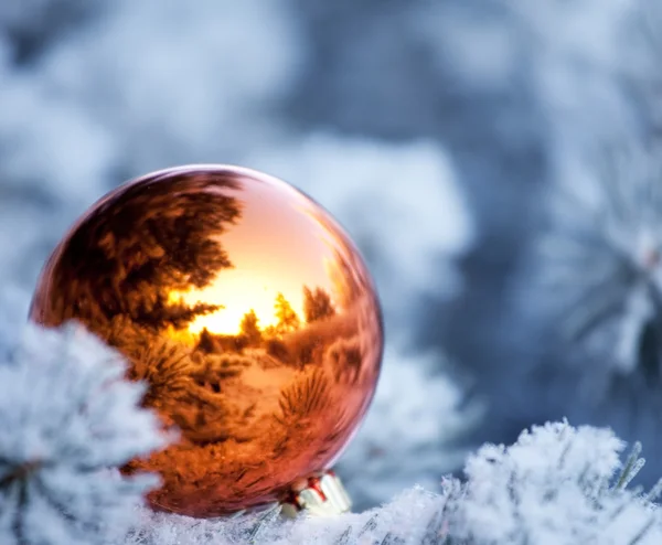 Sfondo natalizio. Palla di Natale sull'albero — Foto Stock