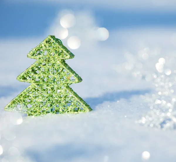 Árbol de Navidad en la nieve — Foto de Stock