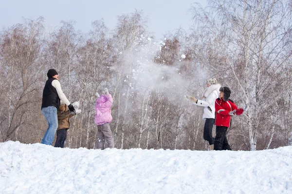 Familia jugando bola de nieve — Foto de Stock