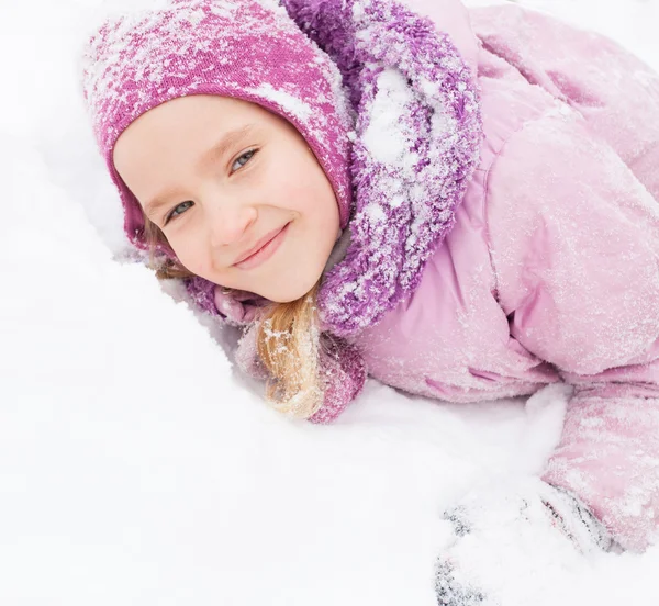 Ребенок зимой — стоковое фото