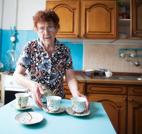 Oudere vrouw op de keuken — Stockfoto