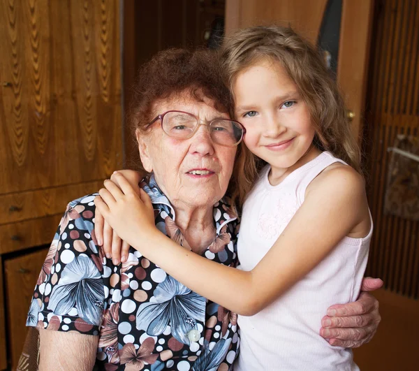 Äldre kvinna med barnbarnsbarn — Stockfoto
