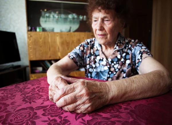 Oude vrouw — Stockfoto