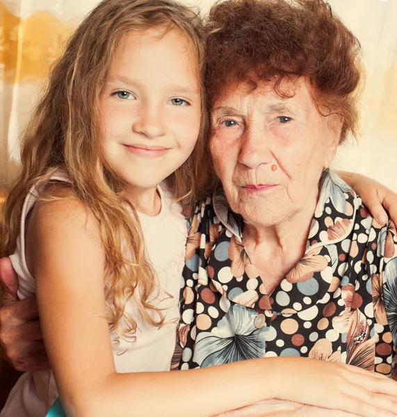 Oudere vrouw met grote-kleinkind — Stockfoto