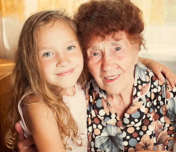 Oudere vrouw met grote-kleinkind — Stockfoto