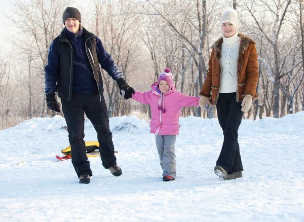 Caminhada familiar em um parque de inverno — Fotografia de Stock