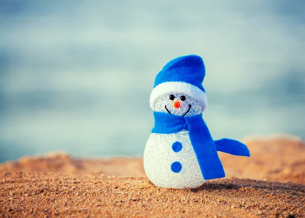 Boneco de neve na areia — Fotografia de Stock