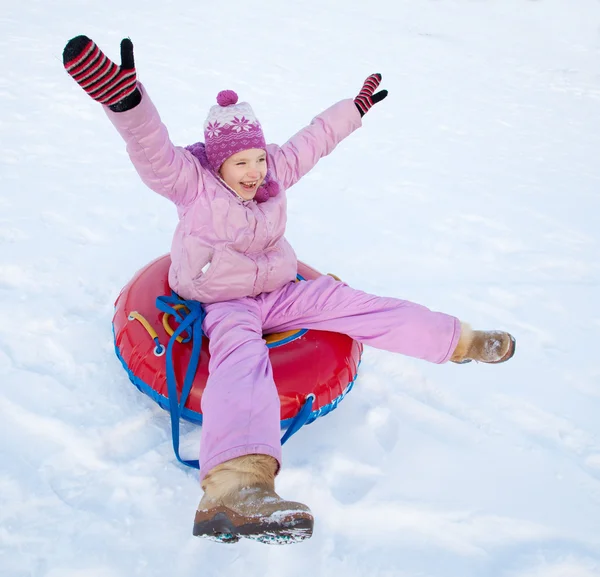 Kind rodelen in winter hill — Stockfoto