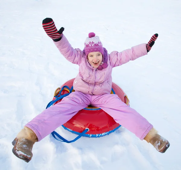 孩子在严冬山滑雪橇 — 图库照片