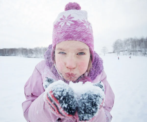 Niño en invierno — Foto de Stock