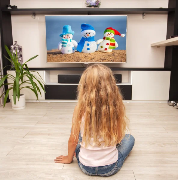 Дитина дивиться телевізор — стокове фото