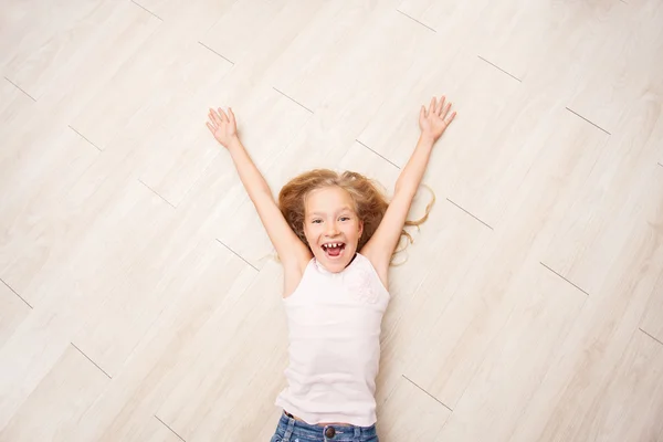 Ragazza sdraiata sul riscaldamento a pavimento — Foto Stock