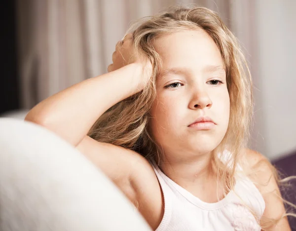 Triste petite fille à la maison — Photo