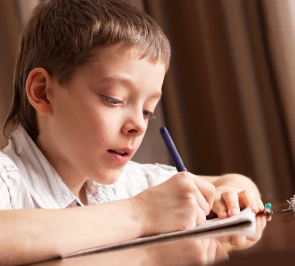 Garçon faire des devoirs — Photo