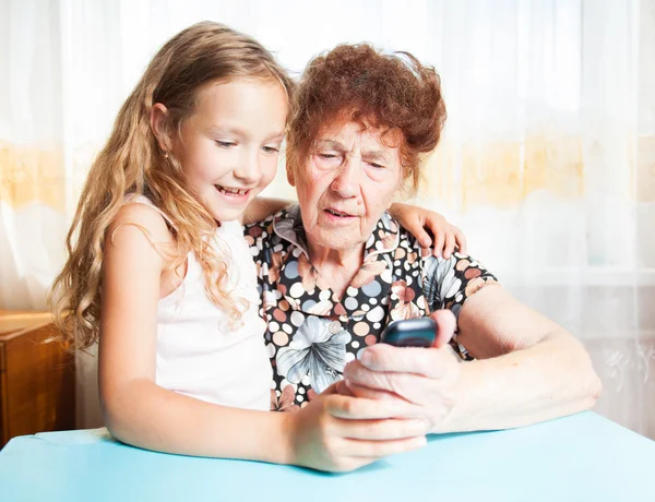 Oudere vrouw met grote-kleinkind — Stockfoto