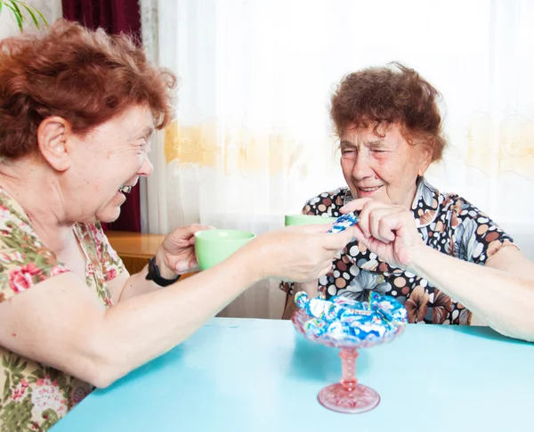 Dos ancianos beben té. — Foto de Stock