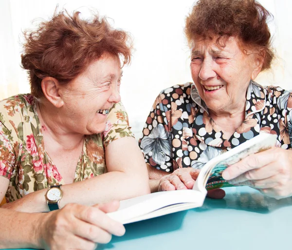 Two seniors reading book — Stock Photo, Image